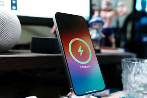 容县苹果15换屏服务分享用什么充电器给iPhone15充电更好 